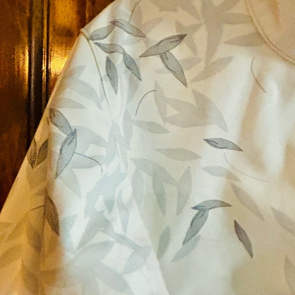 The North Face Women's white APEX  Jacket with Leaf Design - Picture 2 of 5